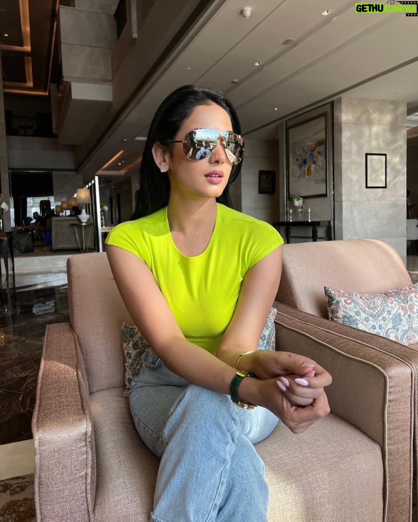 Sonal Chauhan Instagram - How Blue Jeans and Neon T-shirt for a look ? 🩵🔫 Or should i stick to the classic Blue jeans and a white Tee 💙🤍 . . . . . . . : . . . . . . 📸 @himanichauhan #ratethelook #sonalchauhan #jeans #tshirt