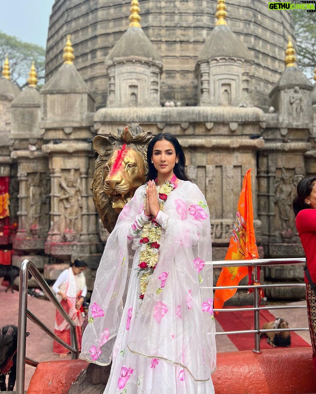 Sonal Chauhan Instagram - जय माँ कामाख्या 🙏🏻🌸🔱 #kamakhyamandir #jaimakamakhya