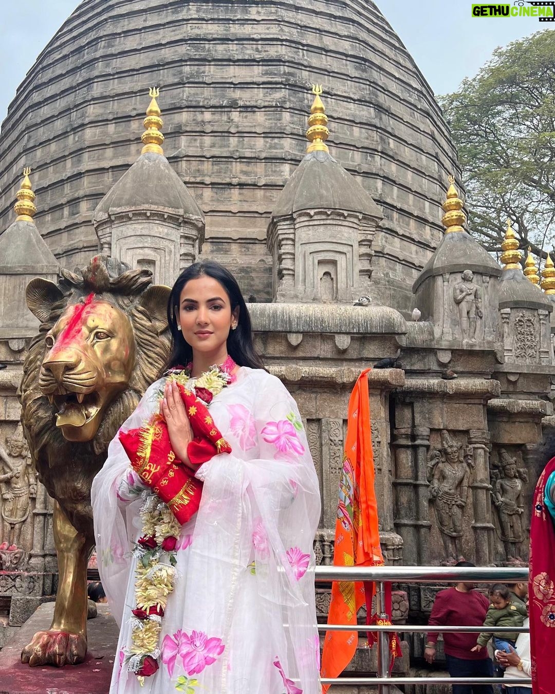 Sonal Chauhan Instagram - जय माँ कामाख्या 🙏🏻🌸🔱 #kamakhyamandir #jaimakamakhya