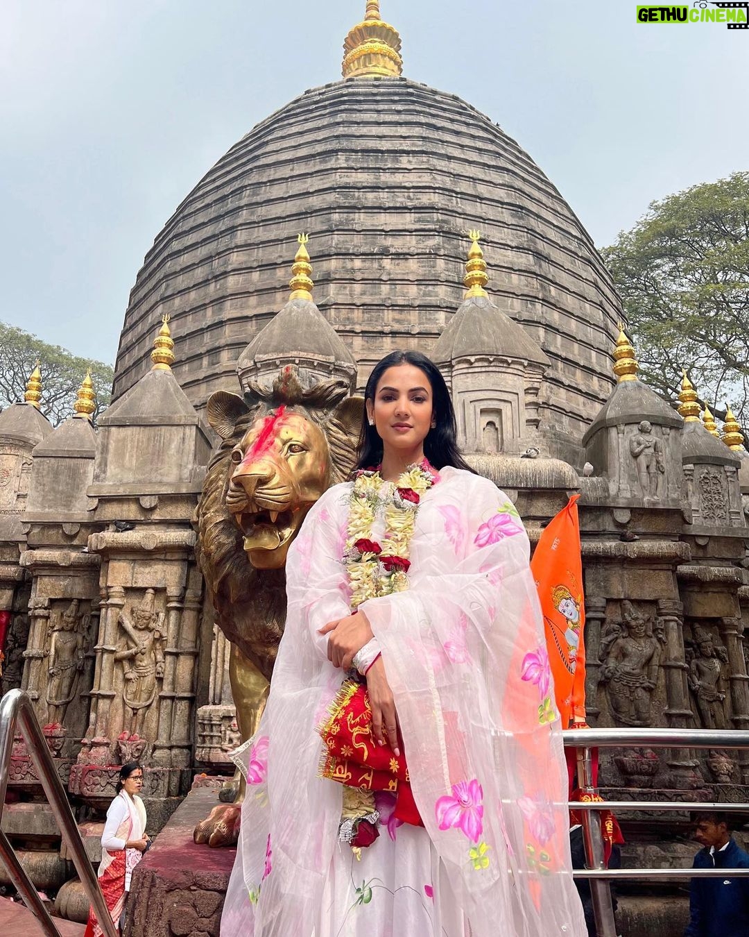 Sonal Chauhan Instagram - जय माँ कामाख्या 🙏🏻🌸🔱 #kamakhyamandir #jaimakamakhya