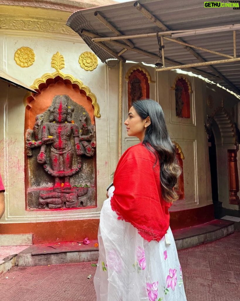 Sonal Chauhan Instagram - जय माँ कामाख्या 🙏🏻🌸🔱 #kamakhyamandir #jaimakamakhya