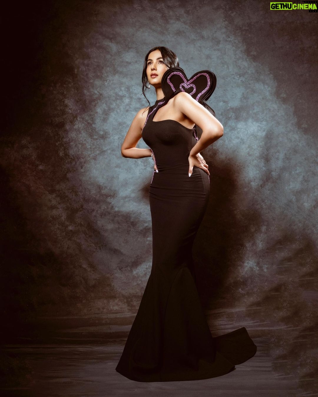 Sonal Chauhan Instagram - The Black Lady β¦. π€ . . . . . . . . . . . . . . Wearing @eli.thelabel Hair by @lakshsingh__ Styled by @leepakshiellawadi πΈ @theabhivalera #hyundaifilmfareawards2024 #gujratrourism #redcarpet #sonalchauhan #love Gift City