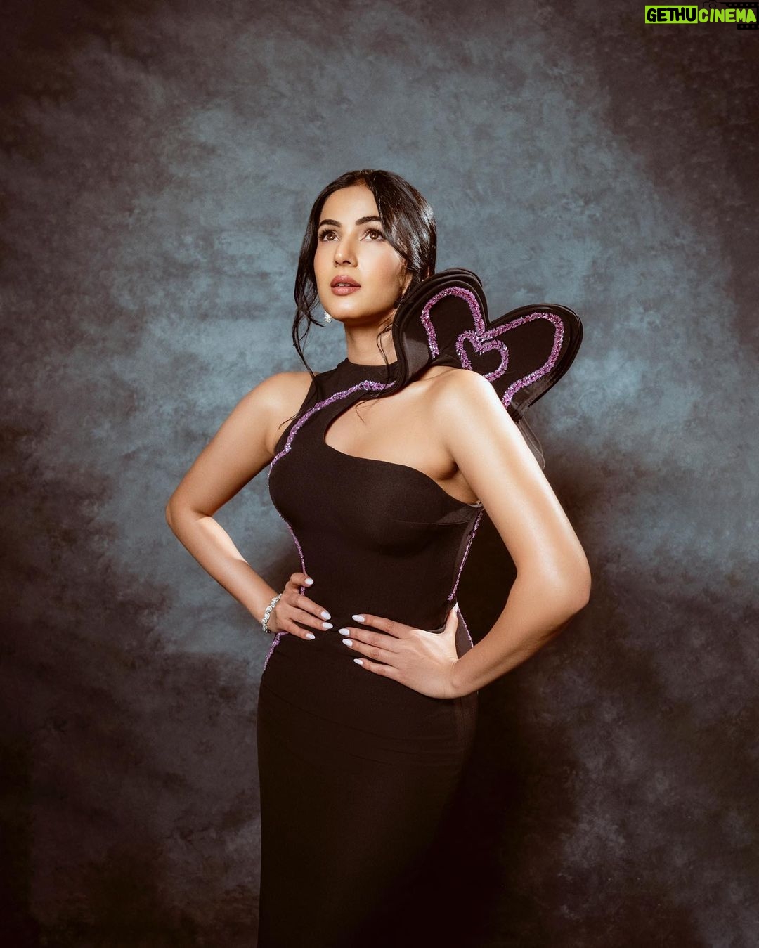 Sonal Chauhan Instagram - The Black Lady β¦. π€ . . . . . . . . . . . . . . Wearing @eli.thelabel Hair by @lakshsingh__ Styled by @leepakshiellawadi πΈ @theabhivalera #hyundaifilmfareawards2024 #gujratrourism #redcarpet #sonalchauhan #love Gift City