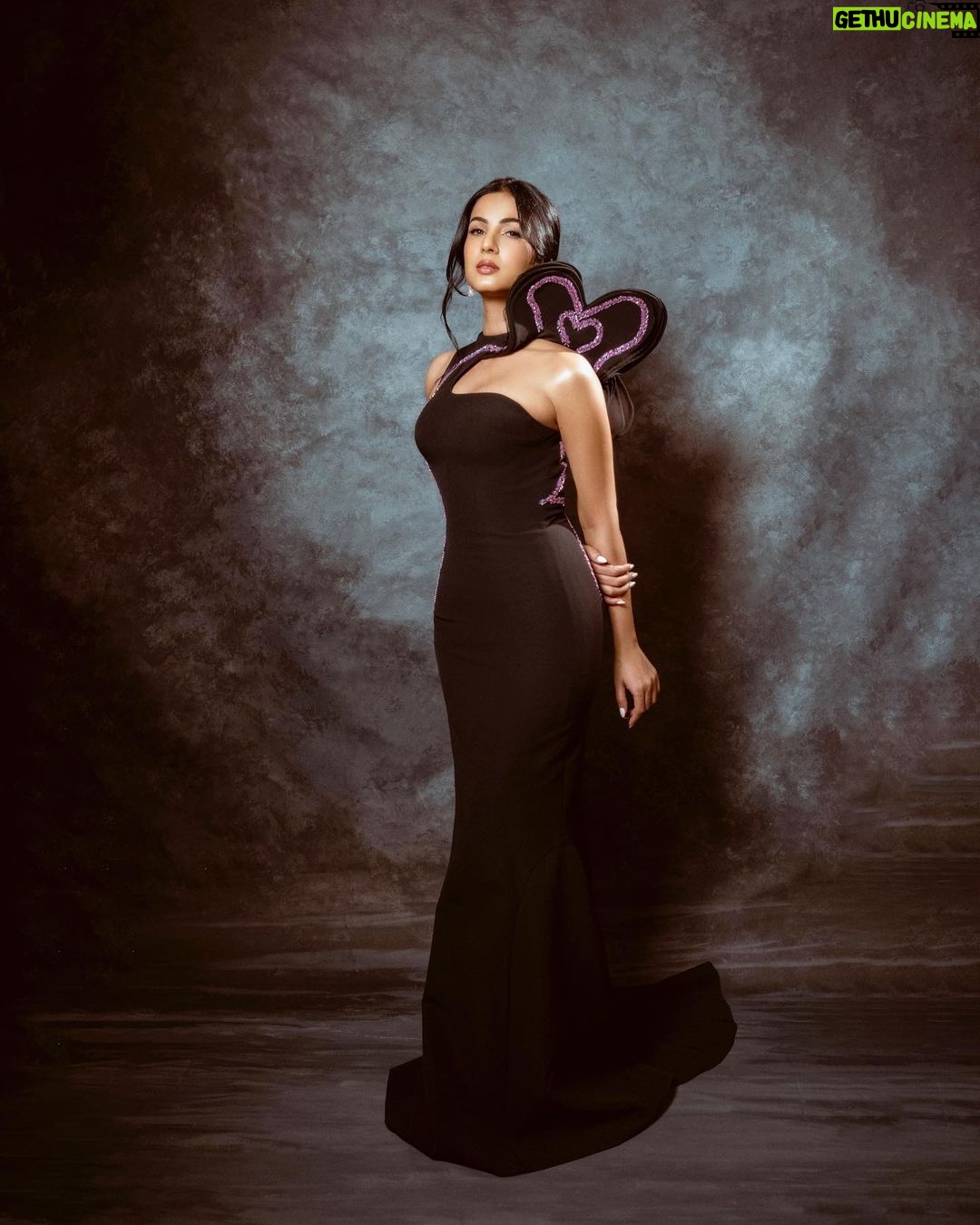 Sonal Chauhan Instagram - The Black Lady β¦. π€ . . . . . . . . . . . . . . Wearing @eli.thelabel Hair by @lakshsingh__ Styled by @leepakshiellawadi πΈ @theabhivalera #hyundaifilmfareawards2024 #gujratrourism #redcarpet #sonalchauhan #love Gift City