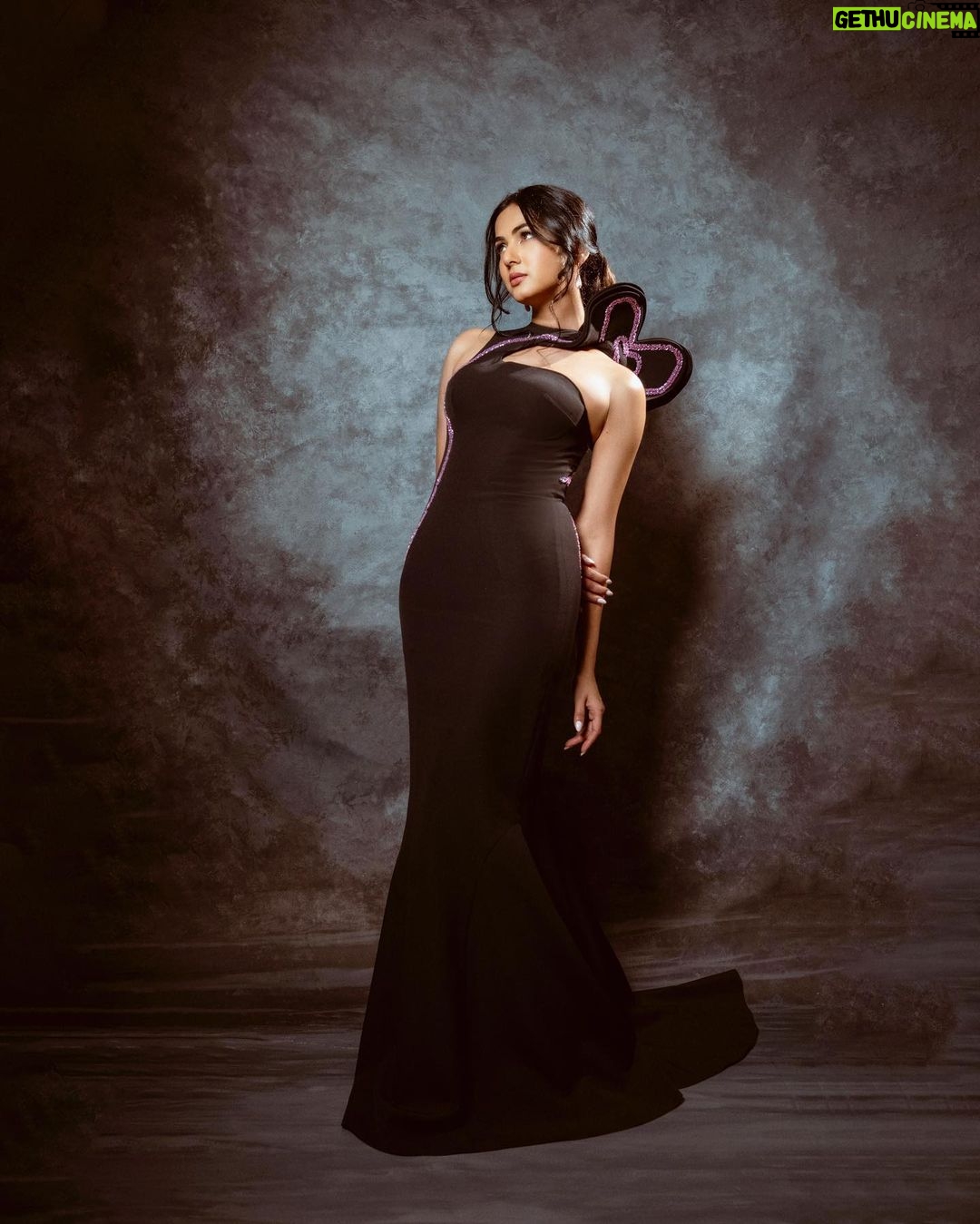 Sonal Chauhan Instagram - The Black Lady β¦. π€ . . . . . . . . . . . . . . Wearing @eli.thelabel Hair by @lakshsingh__ Styled by @leepakshiellawadi πΈ @theabhivalera #hyundaifilmfareawards2024 #gujratrourism #redcarpet #sonalchauhan #love Gift City