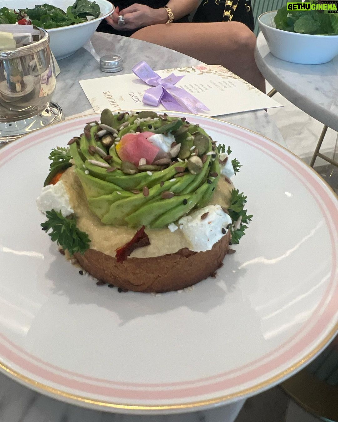 Sonal Chauhan Instagram - An afternoon well spent 🩷 Thanks @suzkr for a beautiful brunch 🩷🩷🩷 Do you enjoy brunches ?? #love #friends #brunch #sonalchauhan