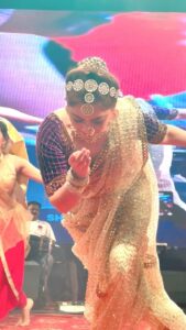 Sonalee Kulkarni Instagram - ही रति मदभरली दाजी ठिनगी शिनगाराची कस्तुरी दरवळली दाजी झुळुक ही वार्‍याची ! अप्सरा On Floor ! . . . Shoot & Edit : Team @vrmusicstation . . . #apsara #sonaleekulkarni #vrmusicstation