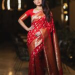 Sonalee Kulkarni Instagram – ❤️

#sonaleekulkarni #marathimulgi 
#red #banarasisilk #sari #saree Courtyard By Marriott Nashik