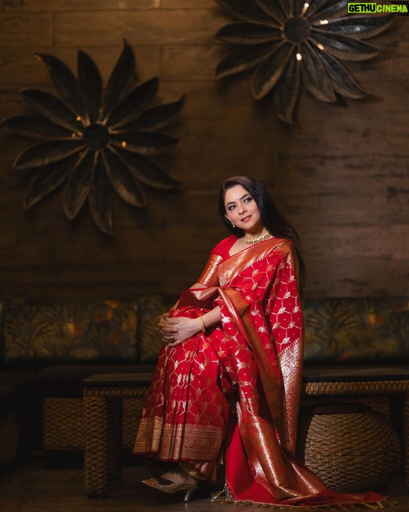 Sonalee Kulkarni Instagram - ❤️ #sonaleekulkarni #marathimulgi #red #banarasisilk #sari #saree Courtyard By Marriott Nashik