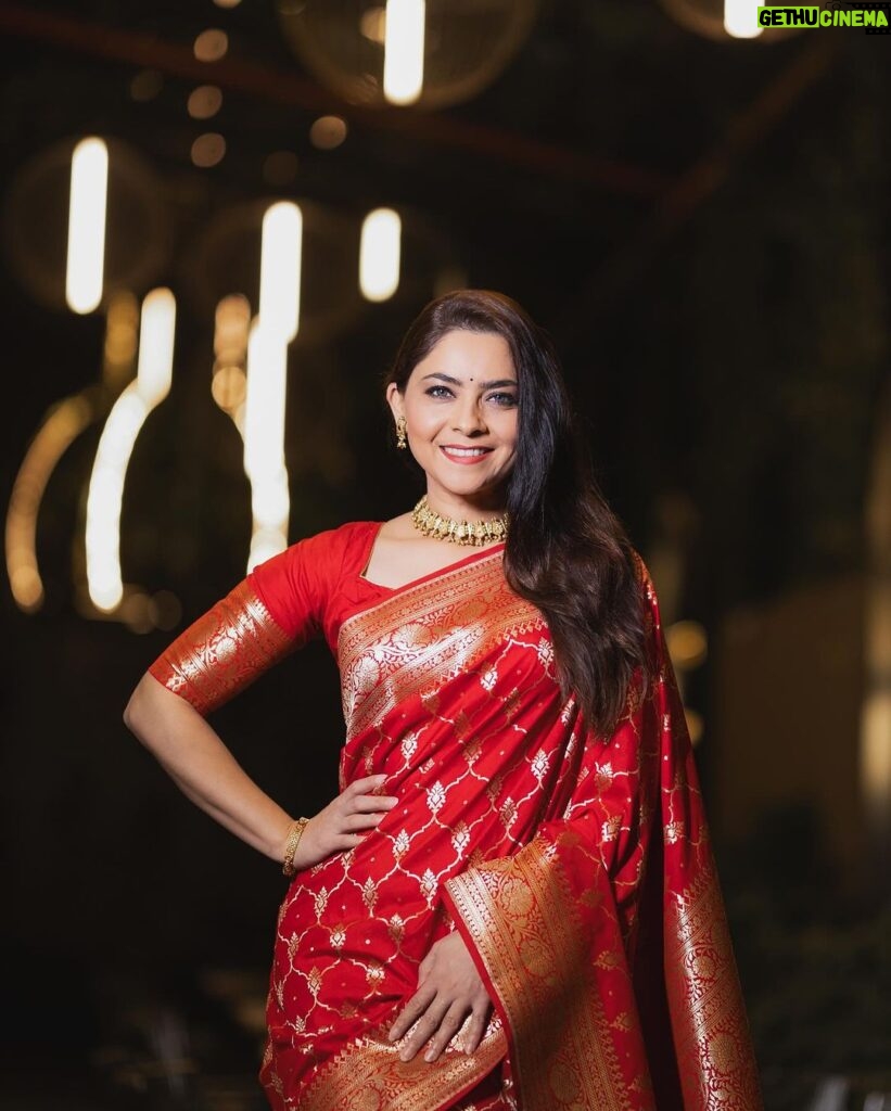 Sonalee Kulkarni Instagram - क्योंकि प्यार का रंग ❤️ है #valentinesweek #sonaleekulkarni #marathimulgi #red #sari #banarasi Photographs by @pixplusstudio @epicmarketingindia Location @marriottnashik