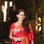 Sonalee Kulkarni Instagram – क्योंकि प्यार का रंग ❤️ है 

#valentinesweek #sonaleekulkarni 
#marathimulgi #red #sari #banarasi 

Photographs by @pixplusstudio 
@epicmarketingindia 
Location @marriottnashik
