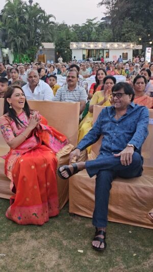 Sonalee Kulkarni Instagram - @sonalee18588 #ashoksaraf ❤️
#fanmoment