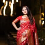 Sonalee Kulkarni Instagram – क्योंकि प्यार का रंग ❤️ है 

#valentinesweek #sonaleekulkarni 
#marathimulgi #red #sari #banarasi 

Photographs by @pixplusstudio 
@epicmarketingindia 
Location @marriottnashik