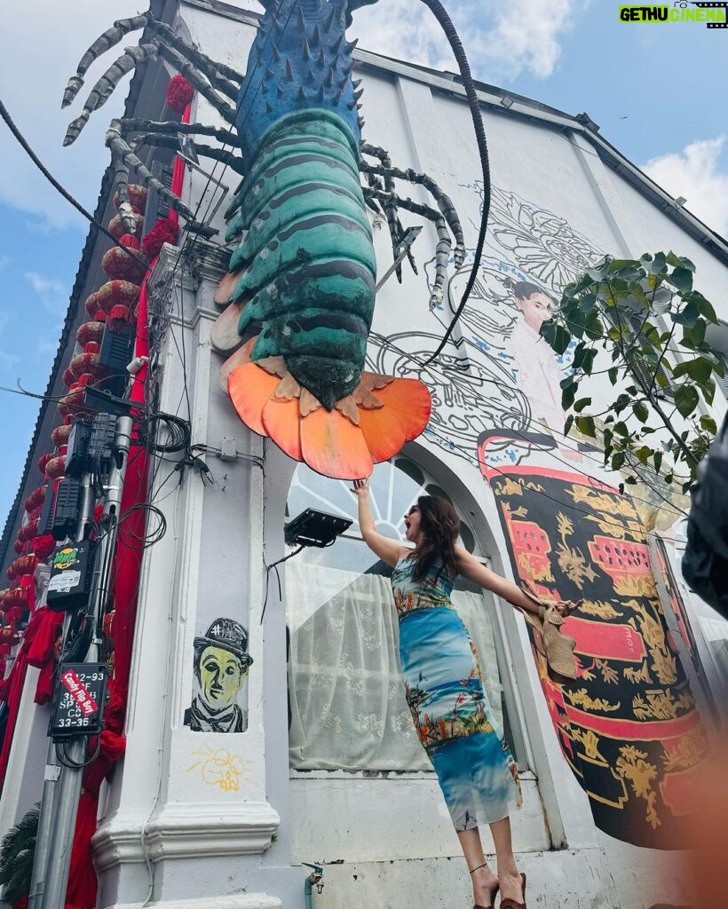 Sonalee Kulkarni Instagram - On the streets of #phuket #sonaleekulkarni #marathimulgi #oldtown #thailand #challongtemple Old Town Phuket