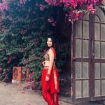 Sonalee Kulkarni Instagram - Obsessing over this song! @preetipillaiofficial your voice ❤️ and @iprashantpillai ‘s composition is pure bliss ❤️ #malaokottaivaaliban #incinemasnow #sonaleekulkarni #marathimulgi #malayalamcinema #rangarani #dancer Pokaran fort Rajasthan