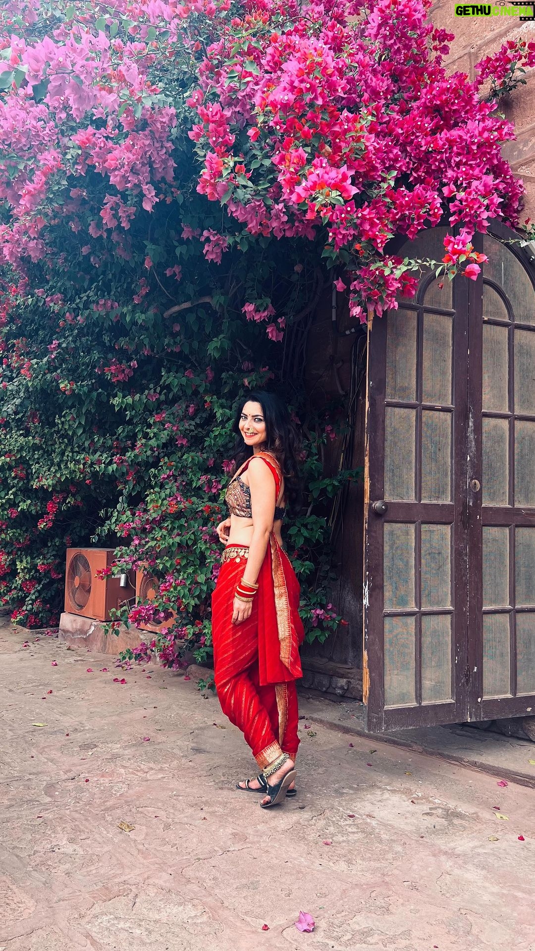 Sonalee Kulkarni Instagram - Obsessing over this song! @preetipillaiofficial your voice ❤️ and @iprashantpillai ‘s composition is pure bliss ❤️ #malaokottaivaaliban #incinemasnow #sonaleekulkarni #marathimulgi #malayalamcinema #rangarani #dancer Pokaran fort Rajasthan