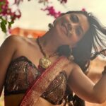 Sonalee Kulkarni Instagram - रंगो की रानी .. #rangarani 👑 #sonaleekulkarni #marathimulgi in a #malayalamcinema #malaikottaivaliban #incinemasnow #vaalibanvaraar 🎭