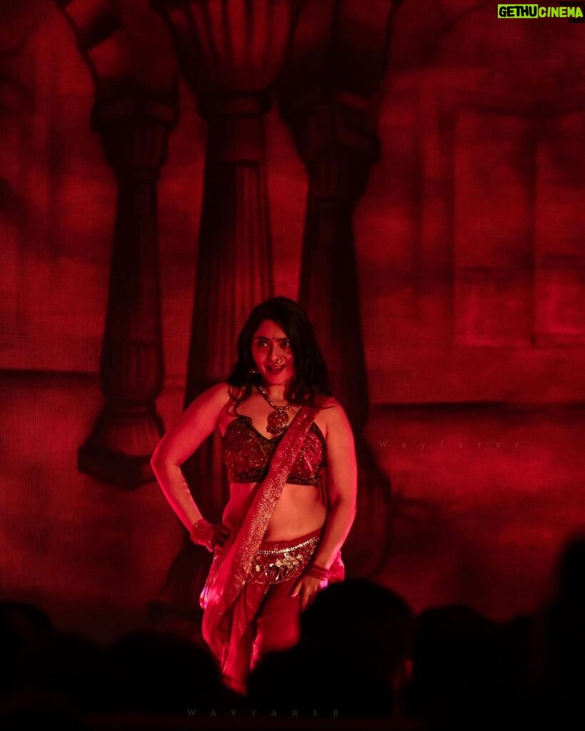 Sonalee Kulkarni Instagram - wrapped up in red @sonalee18588 #malaikottaivaaliban #canon1200d . #malayalamcinema #malayalam #indiancinema #indiancinemagallery #marathifilm #marathifilms #sonaleekulkarni #sonalikulkarni #cinéma #cinema