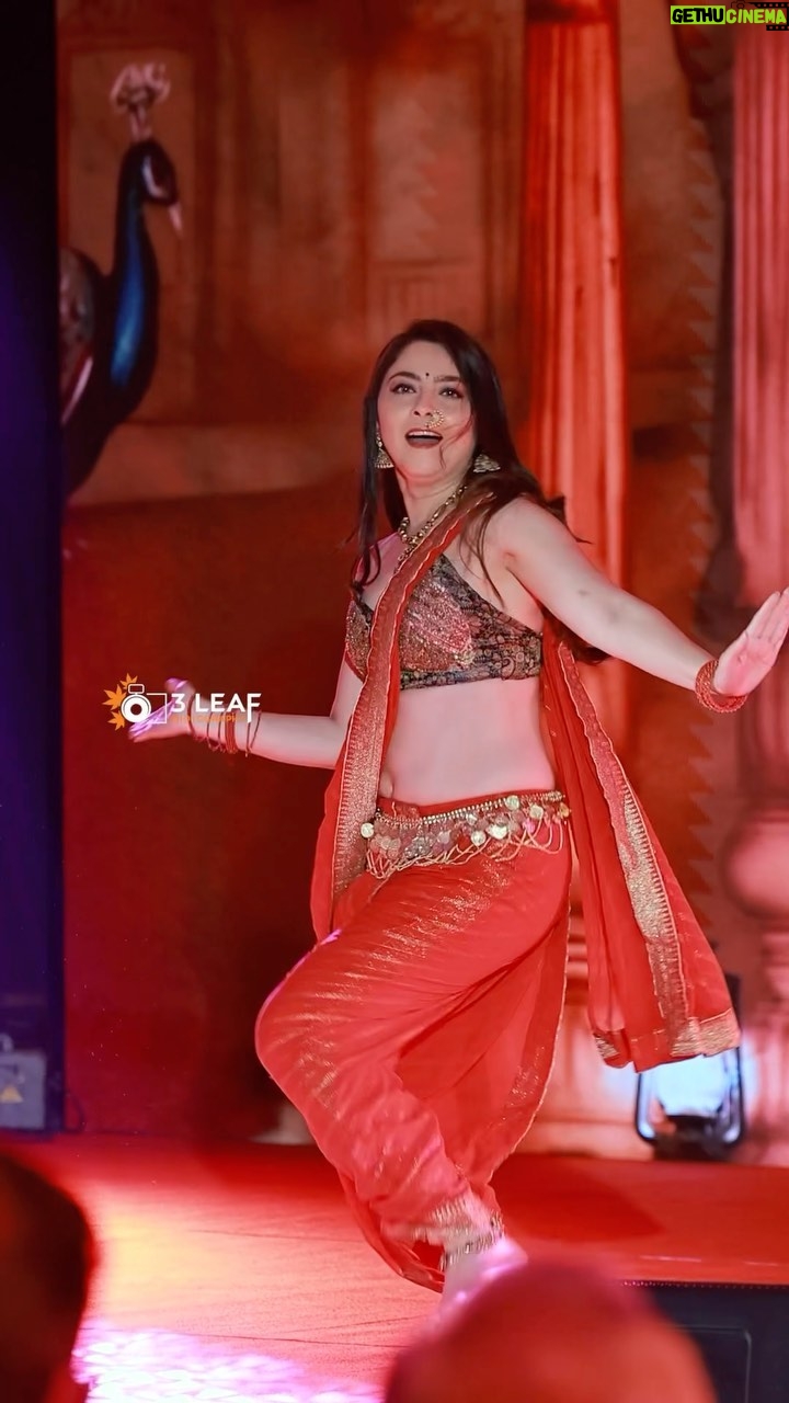 Sonalee Kulkarni Instagram - Ezhimala kottayile..... brilliant dance performance 