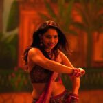 Sonalee Kulkarni Instagram - मैल song 🦚 out नाउ 🔗Link in bio . Did you watch it ? #sonaleekulkarni #marathimulgi #malayalamcinema #malaikottaivaaliban #incinemasnow #rangarani #lavani #fusion