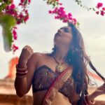 Sonalee Kulkarni Instagram - रंगो की रानी .. #rangarani 👑 #sonaleekulkarni #marathimulgi in a #malayalamcinema #malaikottaivaliban #incinemasnow #vaalibanvaraar 🎭