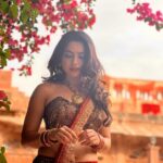 Sonalee Kulkarni Instagram - रंगो की रानी .. #rangarani 👑 #sonaleekulkarni #marathimulgi in a #malayalamcinema #malaikottaivaliban #incinemasnow #vaalibanvaraar 🎭