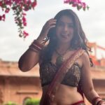Sonalee Kulkarni Instagram - रंगो की रानी .. #rangarani 👑 #sonaleekulkarni #marathimulgi in a #malayalamcinema #malaikottaivaliban #incinemasnow #vaalibanvaraar 🎭