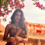 Sonalee Kulkarni Instagram - रंगो की रानी .. #rangarani 👑 #sonaleekulkarni #marathimulgi in a #malayalamcinema #malaikottaivaliban #incinemasnow #vaalibanvaraar 🎭