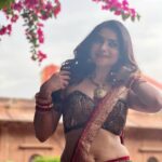 Sonalee Kulkarni Instagram - रंगो की रानी .. #rangarani 👑 #sonaleekulkarni #marathimulgi in a #malayalamcinema #malaikottaivaliban #incinemasnow #vaalibanvaraar 🎭