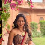 Sonalee Kulkarni Instagram - रंगो की रानी .. #rangarani 👑 #sonaleekulkarni #marathimulgi in a #malayalamcinema #malaikottaivaliban #incinemasnow #vaalibanvaraar 🎭