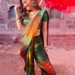 Sonalee Kulkarni Instagram – First day of shoot… getting into the colours of #Rangarani 👑

#sonaleekulkarni #marathimulgi in #malayalamcinema #malaikottaivaaliban #incinemasnow #vaalibanvaraar Pokaran fort Rajasthan
