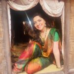 Sonalee Kulkarni Instagram – First day of shoot… getting into the colours of #Rangarani 👑

#sonaleekulkarni #marathimulgi in #malayalamcinema #malaikottaivaaliban #incinemasnow #vaalibanvaraar Pokaran fort Rajasthan