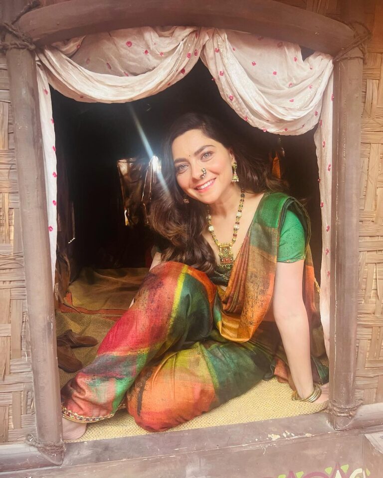 Sonalee Kulkarni Instagram - First day of shoot… getting into the colours of #Rangarani 👑 #sonaleekulkarni #marathimulgi in #malayalamcinema #malaikottaivaaliban #incinemasnow #vaalibanvaraar Pokaran fort Rajasthan