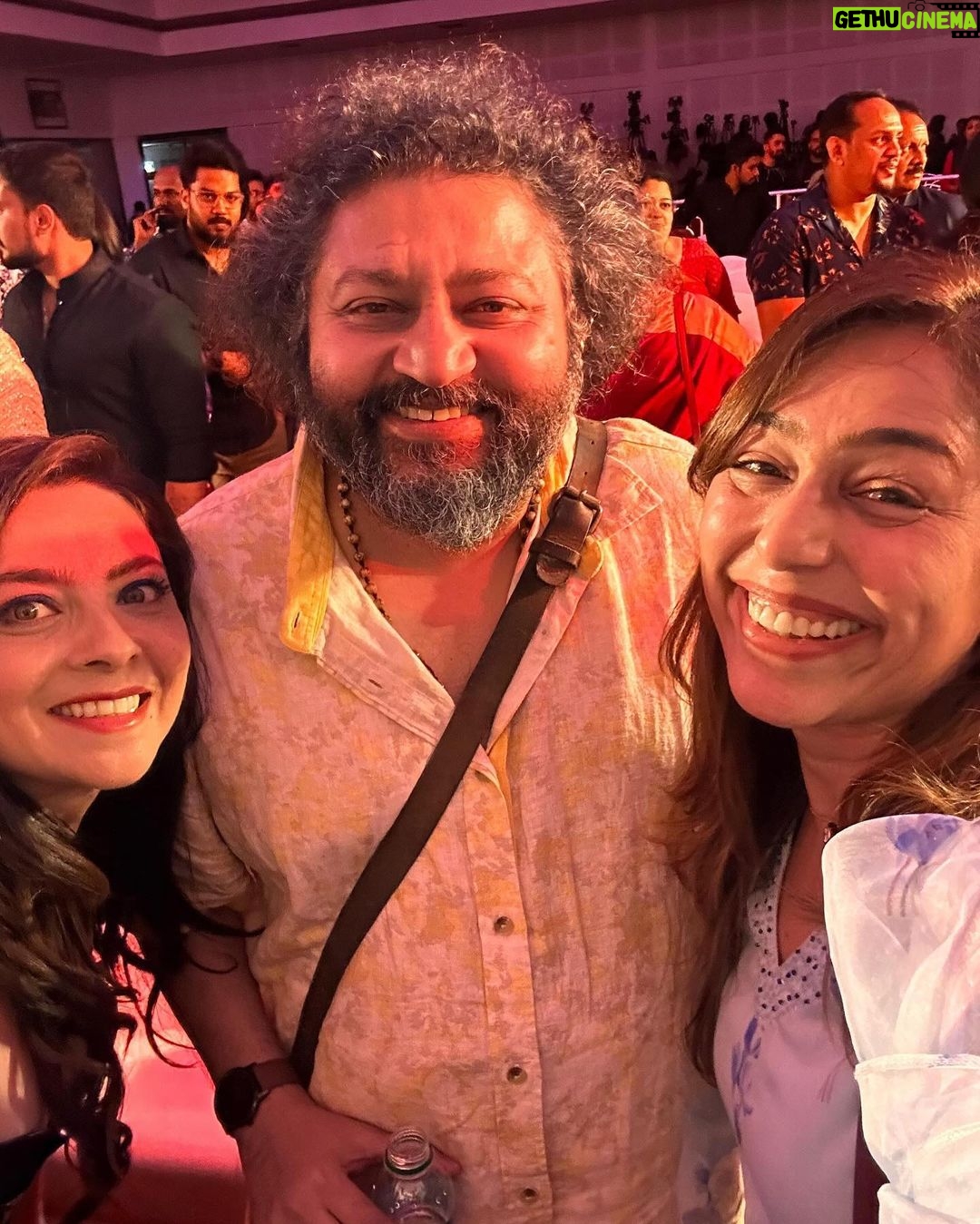 Sonalee Kulkarni Instagram - We are one big happy family of #malaikottaivaaliban The D-Day! #vaalibanvaraar #vaalibanonjan25 #malaikottaivaaliban #malaikottaivaalibantrailer #musiclaunch #trailerlaunch #sonaleekulkarni #marathimulgi in #malayalam #panindia #film #tamil #telugu #kannada #hindi Kochi Kerela, India