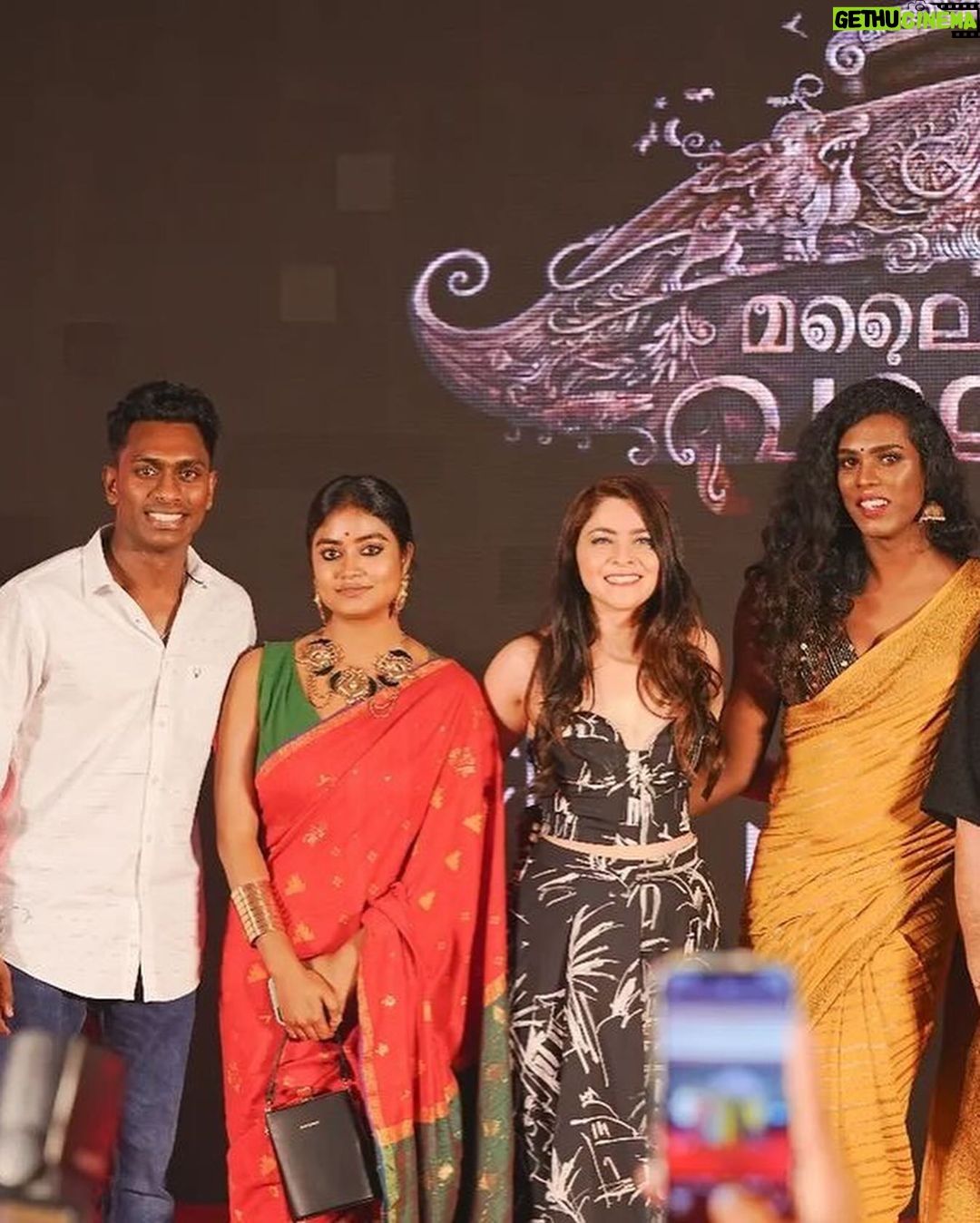Sonalee Kulkarni Instagram - We are one big happy family of #malaikottaivaaliban The D-Day! #vaalibanvaraar #vaalibanonjan25 #malaikottaivaaliban #malaikottaivaalibantrailer #musiclaunch #trailerlaunch #sonaleekulkarni #marathimulgi in #malayalam #panindia #film #tamil #telugu #kannada #hindi Kochi Kerela, India