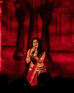 Sonalee Kulkarni Instagram - wrapped up in red @sonalee18588 #malaikottaivaaliban #canon1200d . #malayalamcinema #malayalam #indiancinema #indiancinemagallery #marathifilm #marathifilms #sonaleekulkarni #sonalikulkarni #cinéma #cinema