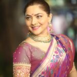 Sonalee Kulkarni Instagram – ❝ आठवण सूर्याची, साठवण स्नेहाची,
कणभर तीळ, मनभर प्रेम,
गुळाचा गोडवा, स्नेह वाढवा.
“तिळगुळ घ्या.. गोड गोड बोला. ❞

आपणांस व आपल्या परिवारास मकर संक्रांतीच्या शुभॆच्छा…🪁

#makarsankranti #sonaleekulkarni #marathimulgi 
#sankrantspecial #nauvari #nath #paithani 
#tararanipromotions #shivajipark #dadar 
#mogulmardini #chatrapatitararani #shivajiparkartfestival छत्रपती शिवाजी महाराज पार्क