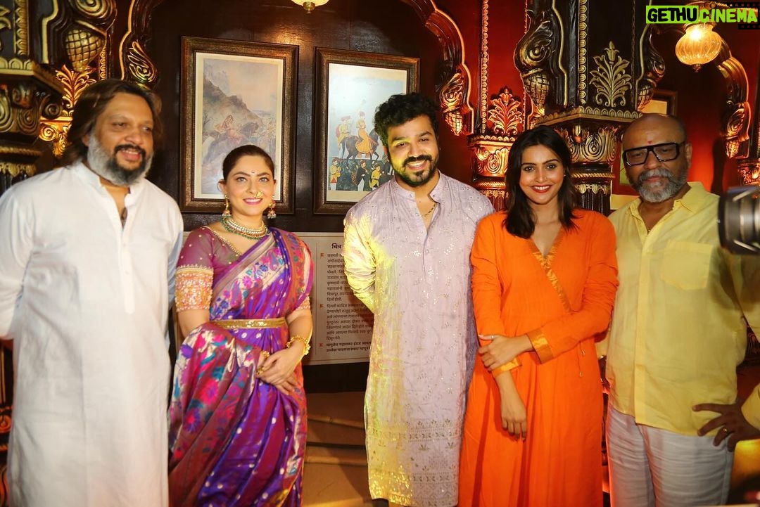 Sonalee Kulkarni Instagram - छत्रपती शिवाजी महाराज पार्क आर्ट फेस्टीवल मध्ये टीम मोगलमर्दिनी छत्रपती ताराराणी 🚩 #makarsankranti #sankrantspecial #mumbai #tararanipromotions #shivajipark #dadar #mogulmardini #chatrapatitararani #shivajiparkartfestival