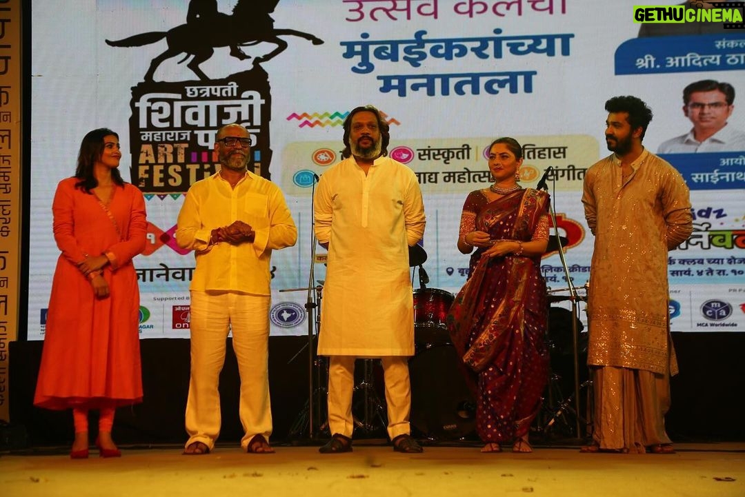 Sonalee Kulkarni Instagram - छत्रपती शिवाजी महाराज पार्क आर्ट फेस्टीवल मध्ये टीम मोगलमर्दिनी छत्रपती ताराराणी 🚩 #makarsankranti #sankrantspecial #mumbai #tararanipromotions #shivajipark #dadar #mogulmardini #chatrapatitararani #shivajiparkartfestival