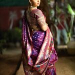Sonalee Kulkarni Instagram – ❝ आठवण सूर्याची, साठवण स्नेहाची,
कणभर तीळ, मनभर प्रेम,
गुळाचा गोडवा, स्नेह वाढवा.
“तिळगुळ घ्या.. गोड गोड बोला. ❞

आपणांस व आपल्या परिवारास मकर संक्रांतीच्या शुभॆच्छा…🪁

#makarsankranti #sonaleekulkarni #marathimulgi 
#sankrantspecial #nauvari #nath #paithani 
#tararanipromotions #shivajipark #dadar 
#mogulmardini #chatrapatitararani #shivajiparkartfestival छत्रपती शिवाजी महाराज पार्क
