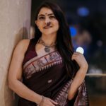Sonalee Kulkarni Instagram – Tararani X Tasta 🚩

#sonaleekulkarni #mogulmardini #chatrapatitararani #promotions #paithani #brown #saree #marathimulgi आपलं पुणे