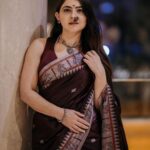 Sonalee Kulkarni Instagram – Tararani X Tasta 🚩

#sonaleekulkarni #mogulmardini #chatrapatitararani #promotions #paithani #brown #saree #marathimulgi आपलं पुणे