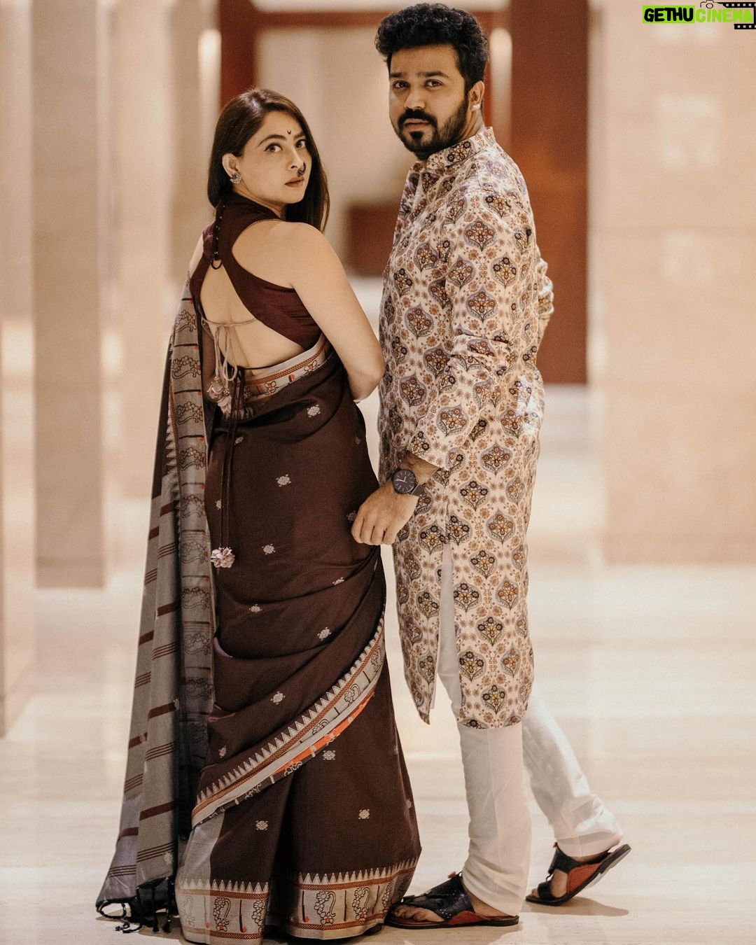 Sonalee Kulkarni Instagram - नडायचं काम नाय 👊🏻 For the #bigsalute by #punemirror #tararani #promotions in #pune 🚩 Photos @frozenflash_photography #AashayKulkarni #sonaleekulkarni #mogulmardini #chatrapatitararani #incinemassoon #tarabai #ramraje #marathimulgi #royaltasta #rajaram Pune City