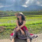 Sonalee Kulkarni Instagram – #Jatiluwih … UNESCO WORLD HERITAGE SITE in #bali 

This panoramic view of #riceterraces has my heart ❤️ and hat 👒 …. नहीं समझे …… ➡️till the🔚 and go to the LINK IN BIO 

#sonaleekulkarni #marathimulgi #travelblogger #youtube #indonesia #rice #farming #terracefarming Jatiluwih Village – Unesco World Heritage