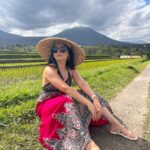 Sonalee Kulkarni Instagram – #Jatiluwih … UNESCO WORLD HERITAGE SITE in #bali 

This panoramic view of #riceterraces has my heart ❤️ and hat 👒 …. नहीं समझे …… ➡️till the🔚 and go to the LINK IN BIO 

#sonaleekulkarni #marathimulgi #travelblogger #youtube #indonesia #rice #farming #terracefarming Jatiluwih Village – Unesco World Heritage