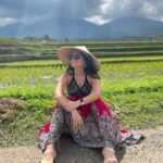 Sonalee Kulkarni Instagram – #Jatiluwih … UNESCO WORLD HERITAGE SITE in #bali 

This panoramic view of #riceterraces has my heart ❤️ and hat 👒 …. नहीं समझे …… ➡️till the🔚 and go to the LINK IN BIO 

#sonaleekulkarni #marathimulgi #travelblogger #youtube #indonesia #rice #farming #terracefarming Jatiluwih Village – Unesco World Heritage