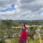 Sonalee Kulkarni Instagram - #Jatiluwih … UNESCO WORLD HERITAGE SITE in #bali This panoramic view of #riceterraces has my heart ❤️ and hat 👒 …. नहीं समझे …… ➡️till the🔚 and go to the LINK IN BIO #sonaleekulkarni #marathimulgi #travelblogger #youtube #indonesia #rice #farming #terracefarming Jatiluwih Village - Unesco World Heritage