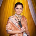 Sonalee Kulkarni Instagram – माझ्या व्यक्तिमत्वाला गौरवल्याबद्दल @zeemarathiofficial  #zeegauravpuraskar आणि @clinicplusindia चे मनापासून आभार 🙏🏻
 
हा पुरस्कार मी माझ्या आयुष्यातल्या सगळ्यात “प्रबळ व्यक्तिमत्व” असलेल्या माझ्या “आई” ला समर्पित करते 🙏🏻

आणि आज महिला दिनानिमित्त माझ्या तमाम महिला प्रेक्षक वर्गाचे आभार मानते…. 
आपल्या नेहमीच्या धकाधकीच्या जीवनातून वेळ काढून, पैसे खर्च करून, तिकीट काढून चित्रपटगृहात जाऊन तुम्ही आमचे सिनेमे पाहता, भरभरून प्रेम करता, आशिर्वाद देता ….. आपल्या कुटुंबात सामिल करून घेता 🙏🏻

शतशः नमन 

#meribetistrong #sonaleekulkarni #clinicplusshampoo #marathimulgi #zeemarathi #zeegaurav2024 महाराष्ट्र