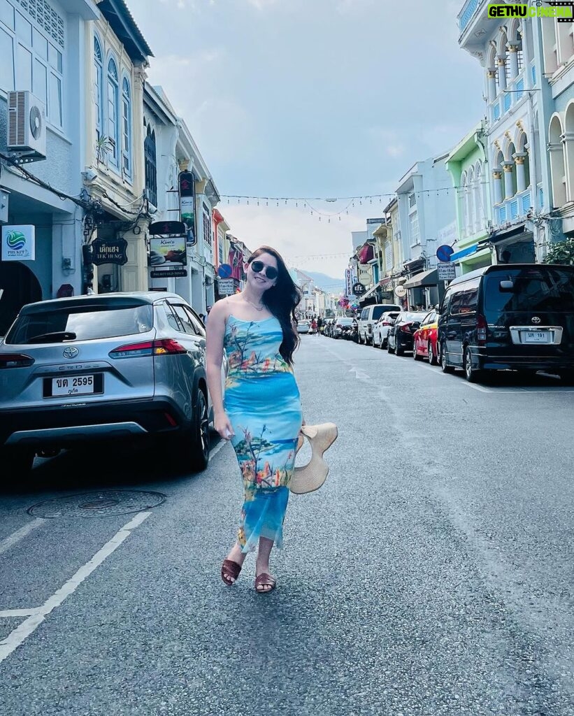 Sonalee Kulkarni Instagram - On the streets of #phuket #sonaleekulkarni #marathimulgi #oldtown #thailand #challongtemple Old Town Phuket