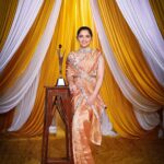 Sonalee Kulkarni Instagram – माझ्या व्यक्तिमत्वाला गौरवल्याबद्दल @zeemarathiofficial  #zeegauravpuraskar आणि @clinicplusindia चे मनापासून आभार 🙏🏻
 
हा पुरस्कार मी माझ्या आयुष्यातल्या सगळ्यात “प्रबळ व्यक्तिमत्व” असलेल्या माझ्या “आई” ला समर्पित करते 🙏🏻

आणि आज महिला दिनानिमित्त माझ्या तमाम महिला प्रेक्षक वर्गाचे आभार मानते…. 
आपल्या नेहमीच्या धकाधकीच्या जीवनातून वेळ काढून, पैसे खर्च करून, तिकीट काढून चित्रपटगृहात जाऊन तुम्ही आमचे सिनेमे पाहता, भरभरून प्रेम करता, आशिर्वाद देता ….. आपल्या कुटुंबात सामिल करून घेता 🙏🏻

शतशः नमन 

#meribetistrong #sonaleekulkarni #clinicplusshampoo #marathimulgi #zeemarathi #zeegaurav2024 महाराष्ट्र